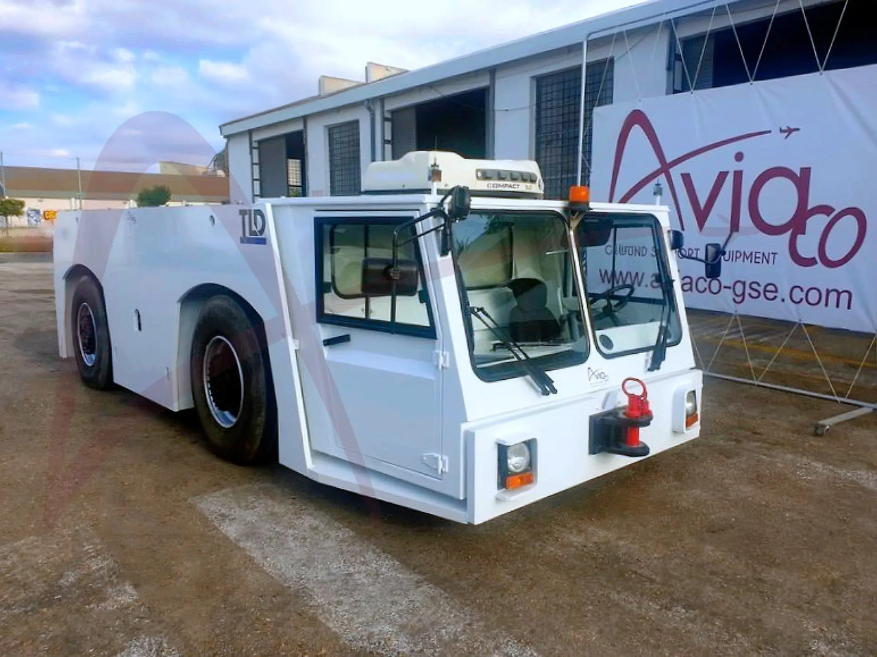 TLD TMX-400 - Vozilo za vleko letal: slika 1 TLD TMX-400 - Vozilo za vleko letal: slika 1