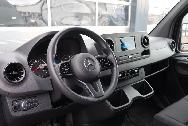 Mercedes-Benz Sprinter 317 CDI L2H2 AUT/ 3.5T/ CAMERA/ MBUX/ CRUISE/ AIRCO - Furgon: slika 2 Mercedes-Benz Sprinter 317 CDI L2H2 AUT/ 3.5T/ CAMERA/ MBUX/ CRUISE/ AIRCO - Furgon: slika 2