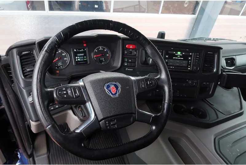 Scania P500 6x2/ FULL AIR/ HYDRAULIC/ LEATHER/ 2.950 WB/ DIFF LOCK/ SLIDE DISH - Vlačilec: slika 2 Scania P500 6x2/ FULL AIR/ HYDRAULIC/ LEATHER/ 2.950 WB/ DIFF LOCK/ SLIDE DISH - Vlačilec: slika 2