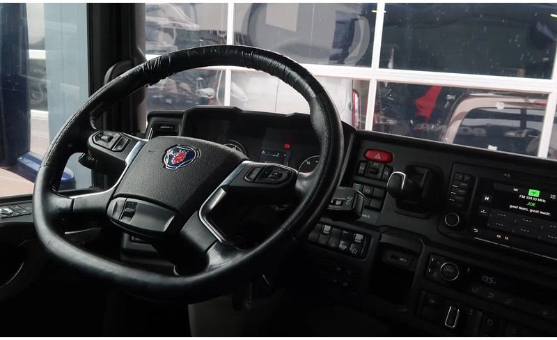 Scania P500 6x2/ FULL AIR/ HYDRAULIC/ LEATHER/ 2.950 WB/ DIFF LOCK/ SLIDE DISH - Vlačilec: slika 5 Scania P500 6x2/ FULL AIR/ HYDRAULIC/ LEATHER/ 2.950 WB/ DIFF LOCK/ SLIDE DISH - Vlačilec: slika 5