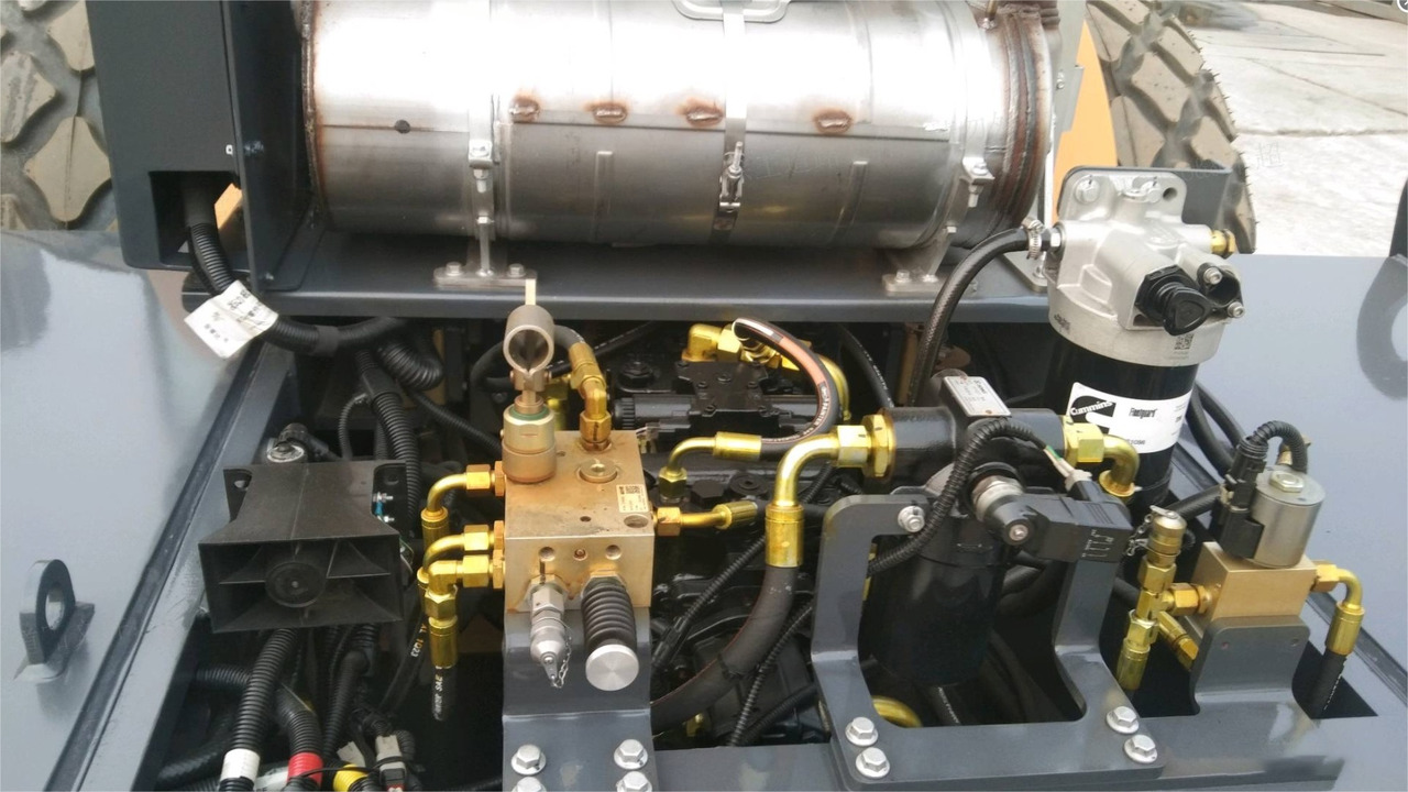 XCMG CV123 used 12ton single drum vibratory compactor price - Cestni valjar: slika 4 XCMG CV123 used 12ton single drum vibratory compactor price - Cestni valjar: slika 4