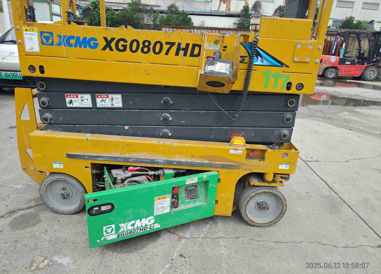 XCMG Lithium battery 8m second hand scissor lift XG0807HD-Li price - Škarjasta dvižna ploščad: slika 5 XCMG Lithium battery 8m second hand scissor lift XG0807HD-Li price - Škarjasta dvižna ploščad: slika 5