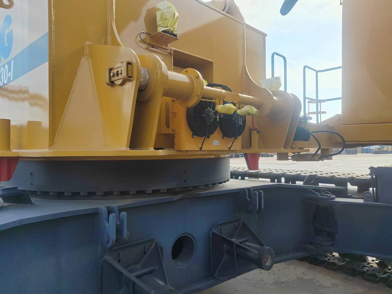 XCMG Officail Used Hydraulic Crane 130 Ton XGC130-I Mobile Crawler Crane For Sale - Gosenični žerjav: slika 5 XCMG Officail Used Hydraulic Crane 130 Ton XGC130-I Mobile Crawler Crane For Sale - Gosenični žerjav: slika 5