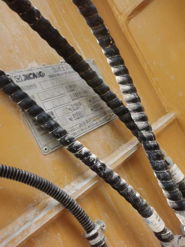 XCMG Official HB62V Concrete Pump Truck 4 Axle 62m Used Hydraulic Concrete Boom Pump Truck - Črpalka za beton: slika 5 XCMG Official HB62V Concrete Pump Truck 4 Axle 62m Used Hydraulic Concrete Boom Pump Truck - Črpalka za beton: slika 5