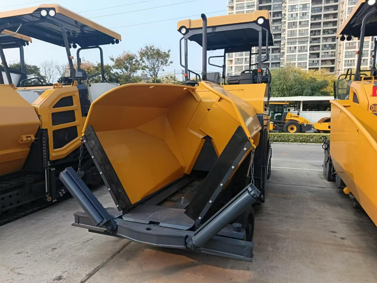 XCMG Official Road Machinery Used Asphalt Paver RP453L 3.4m Small Asphalt Paver Price - Asfaltni finišer: slika 5 XCMG Official Road Machinery Used Asphalt Paver RP453L 3.4m Small Asphalt Paver Price - Asfaltni finišer: slika 5
