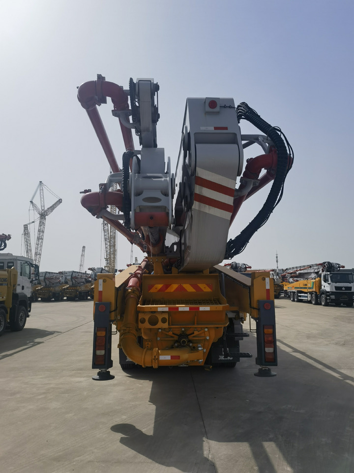 XCMG Official Second Hand 62m Concrete Boom Pump HB62V Truck Mounted Concrete Pump For Sale - Črpalka za beton: slika 5 XCMG Official Second Hand 62m Concrete Boom Pump HB62V Truck Mounted Concrete Pump For Sale - Črpalka za beton: slika 5