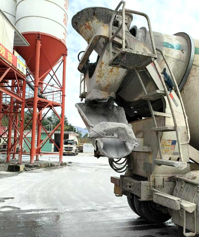 XCMG Official Used Concrete Mixer Truck HOWO G4802D 12m³ Cement Mixer Truck Price - Avtomešalec: slika 2 XCMG Official Used Concrete Mixer Truck HOWO G4802D 12m³ Cement Mixer Truck Price - Avtomešalec: slika 2