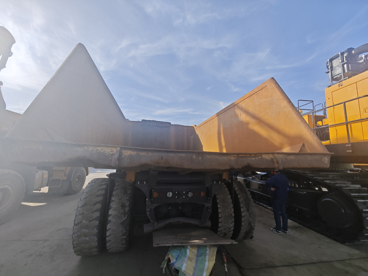 XCMG Official Used Mining Diesel Dump Truck XKT105A 70T Articulated Electric Tipper Hot Sale - Demper: slika 5 XCMG Official Used Mining Diesel Dump Truck XKT105A 70T Articulated Electric Tipper Hot Sale - Demper: slika 5
