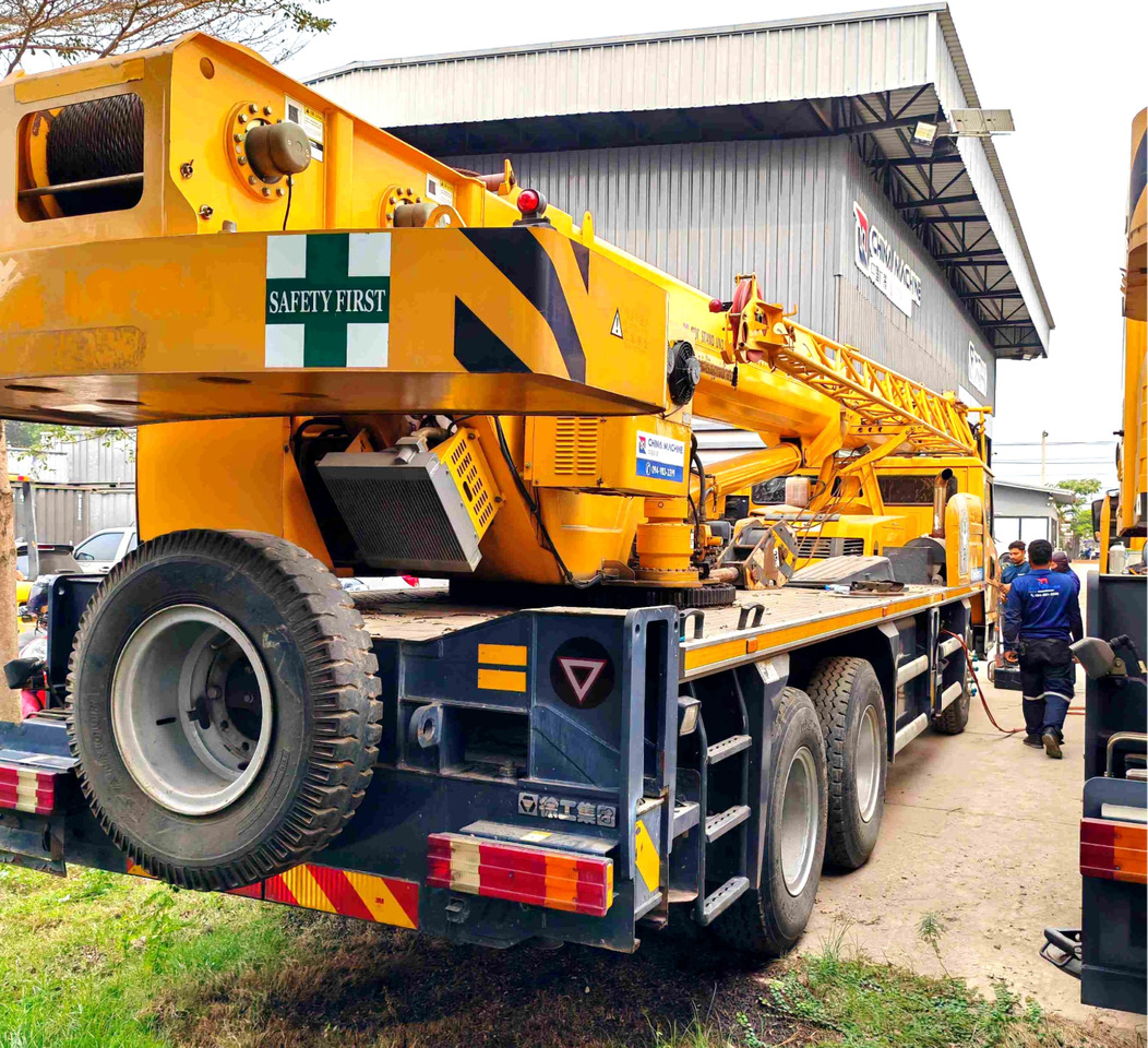 XCMG XCT16_Y 16ton mobile drive 4-Section Telescopic Crane truck - Avtodvigalo: slika 3 XCMG XCT16_Y 16ton mobile drive 4-Section Telescopic Crane truck - Avtodvigalo: slika 3