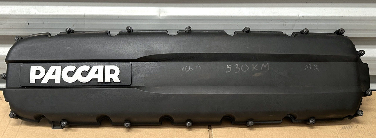 DAF ENGINE VALVE COVER + SPACER FRAME XF 106 - Glava motorja: slika 2 DAF ENGINE VALVE COVER + SPACER FRAME XF 106 - Glava motorja: slika 2