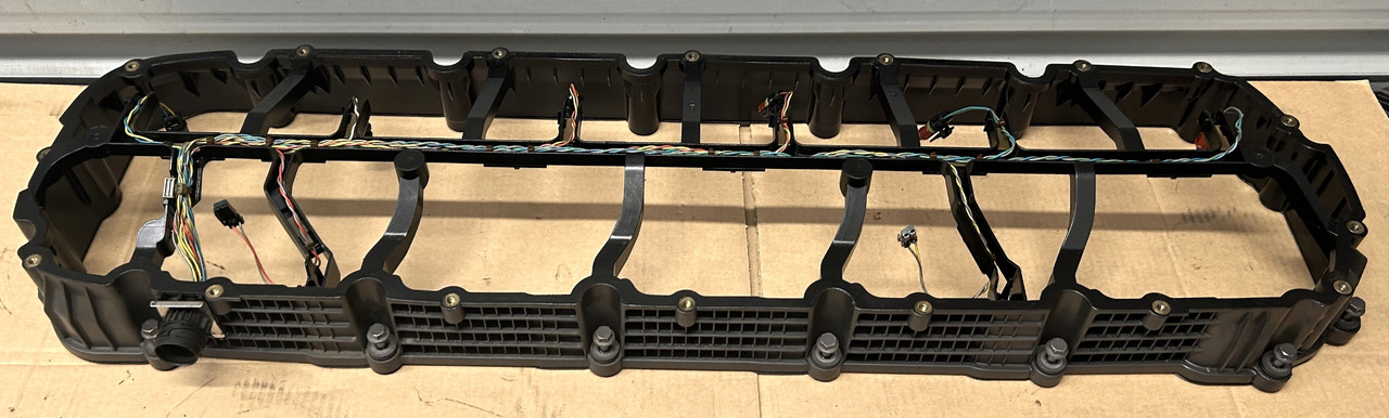 DAF SPACER FRAME ENGINE VALVE COVER XF 106 480 2033255 - Glava motorja: slika 1 DAF SPACER FRAME ENGINE VALVE COVER XF 106 480 2033255 - Glava motorja: slika 1