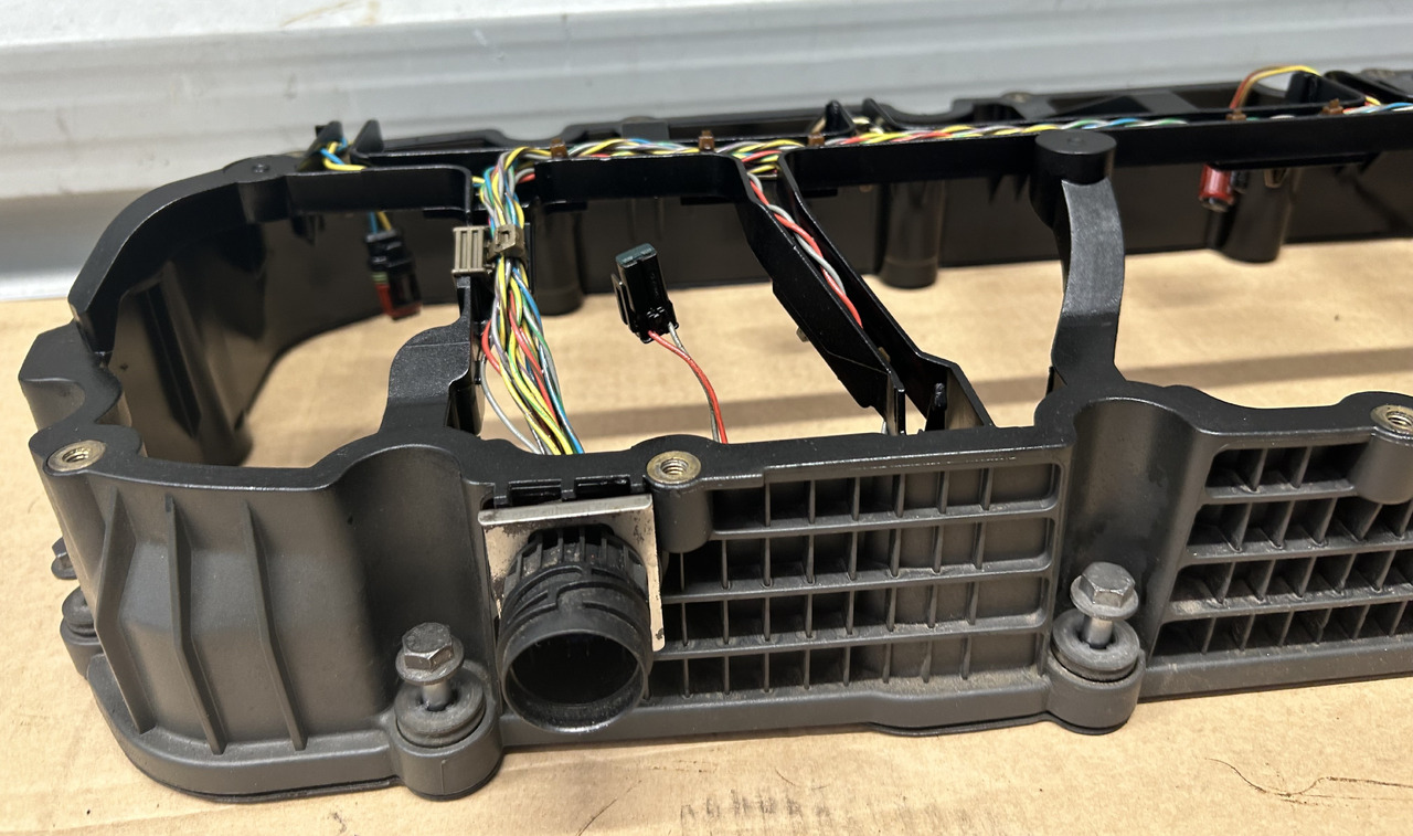 DAF SPACER FRAME ENGINE VALVE COVER XF 106 480 2033255 - Glava motorja: slika 2 DAF SPACER FRAME ENGINE VALVE COVER XF 106 480 2033255 - Glava motorja: slika 2