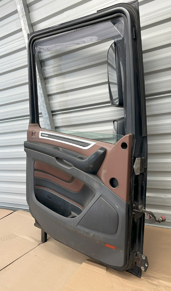 DAF XF 106 DOOR LEFT WITH MIRROR - Vrata in deli: slika 5 DAF XF 106 DOOR LEFT WITH MIRROR - Vrata in deli: slika 5