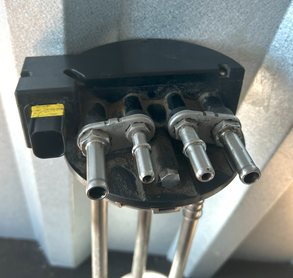 DAF XF 106 TEMPERATURE AND ADBLUE LEVEL SENSOR - Senzor: slika 2 DAF XF 106 TEMPERATURE AND ADBLUE LEVEL SENSOR - Senzor: slika 2