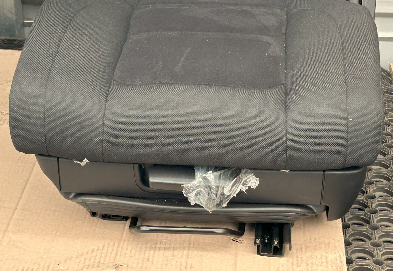 IVECO NEW SET OF SEATS IVECO S-WAY - Sedež: slika 3 IVECO NEW SET OF SEATS IVECO S-WAY - Sedež: slika 3