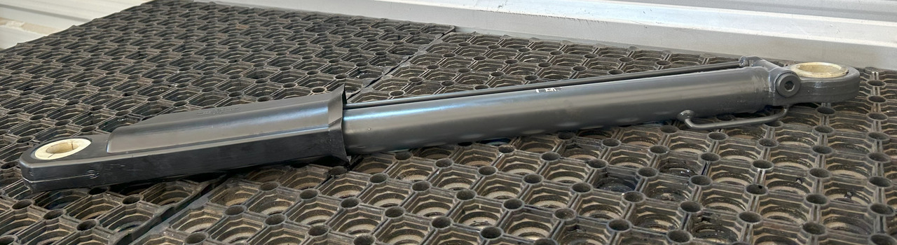 MERCEDES ATEGO CABIN LIFTING ACTUATOR + PUMP - Vzmetenje kabine: slika 4 MERCEDES ATEGO CABIN LIFTING ACTUATOR + PUMP - Vzmetenje kabine: slika 4