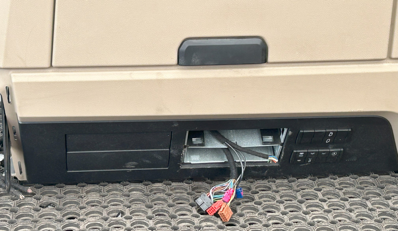 MERCEDES-BENZ UPPER COCKPIT STORAGE COMPARTMENTS SHELVES SHELF STORAGE COMPARTMENT GIGA SPACE CAB - Kabina in notranjost: slika 2 MERCEDES-BENZ UPPER COCKPIT STORAGE COMPARTMENTS SHELVES SHELF STORAGE COMPARTMENT GIGA SPACE CAB - Kabina in notranjost: slika 2