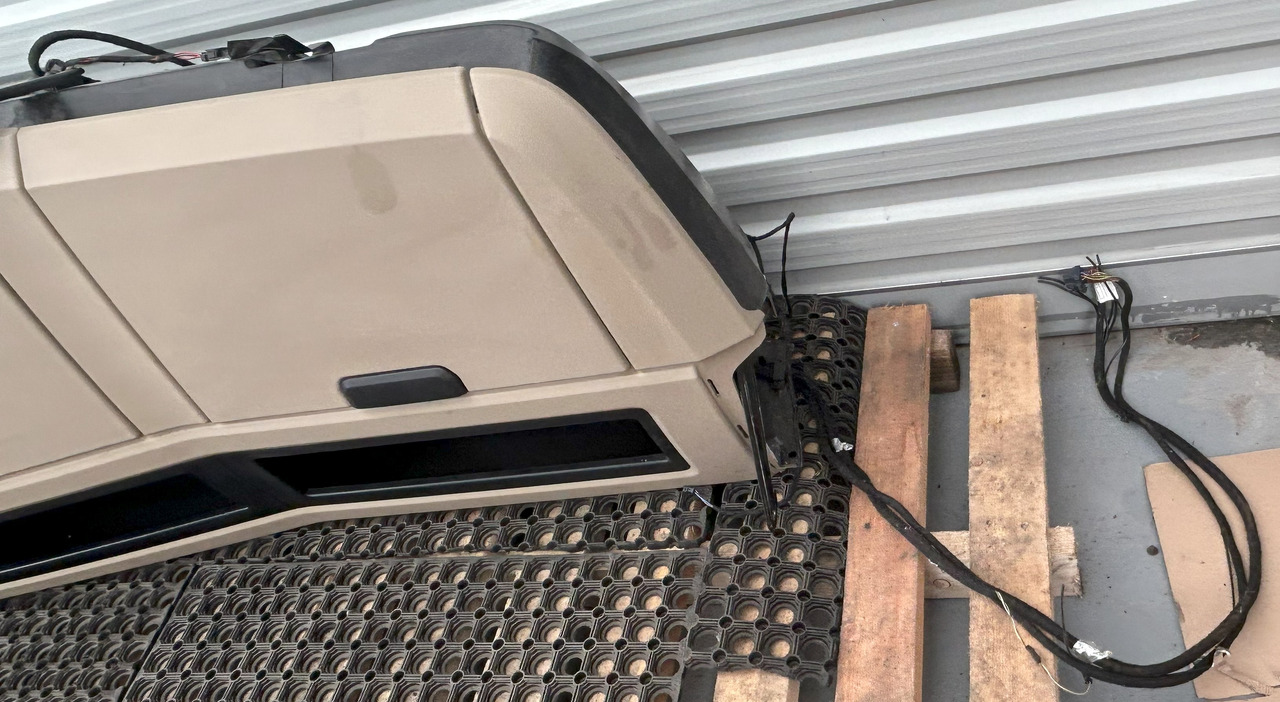 MERCEDES-BENZ UPPER COCKPIT STORAGE COMPARTMENTS SHELVES SHELF STORAGE COMPARTMENT GIGA SPACE CAB - Kabina in notranjost: slika 3 MERCEDES-BENZ UPPER COCKPIT STORAGE COMPARTMENTS SHELVES SHELF STORAGE COMPARTMENT GIGA SPACE CAB - Kabina in notranjost: slika 3