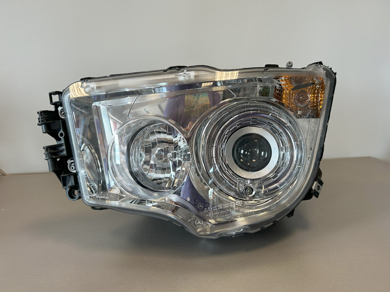 MERCEDES-BENZ brand new original OEM Mercedes-Benz headlight LEFT BI-XENON MP4, MP5 - Žarometi: slika 1 MERCEDES-BENZ brand new original OEM Mercedes-Benz headlight LEFT BI-XENON MP4, MP5 - Žarometi: slika 1