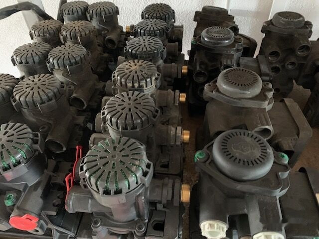 WABCO 1747137 DAF XF 106 truck - Zavorni ventil za Tovornjak: slika 5 WABCO 1747137 DAF XF 106 truck - Zavorni ventil za Tovornjak: slika 5