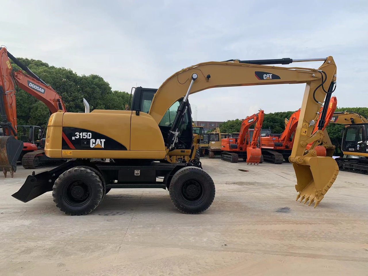 Caterpillar M315D Wheel Excavator Moving by Tires - Bager na kolesih: slika 1 Caterpillar M315D Wheel Excavator Moving by Tires - Bager na kolesih: slika 1