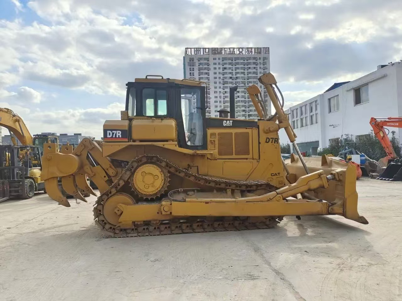 Caterpillar Secondhand Bulldozer CAT D7R Japan Origin Tracked Tractor - Buldožer: slika 2 Caterpillar Secondhand Bulldozer CAT D7R Japan Origin Tracked Tractor - Buldožer: slika 2