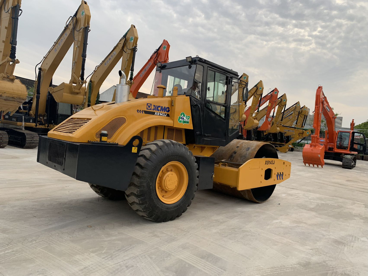 XCMG XS143J Vibratory Road roller Secondhand Condition - Cestni valjar: slika 1 XCMG XS143J Vibratory Road roller Secondhand Condition - Cestni valjar: slika 1