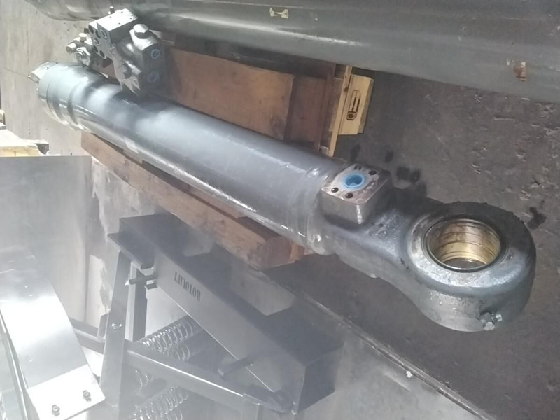 Liebherr R946 LC / R946 LC - Hidravlični cilinder: slika 2 Liebherr R946 LC / R946 LC - Hidravlični cilinder: slika 2