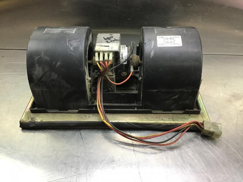 Liebherr R946 LC / R946 NLC / R956 / R976 / R926 LC / R920 / R920 LC - Ventilator kabine: slika 3 Liebherr R946 LC / R946 NLC / R956 / R976 / R926 LC / R920 / R920 LC - Ventilator kabine: slika 3