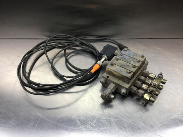 Liebherr Valve Distribution Block - Hidravlika: slika 1 Liebherr Valve Distribution Block - Hidravlika: slika 1