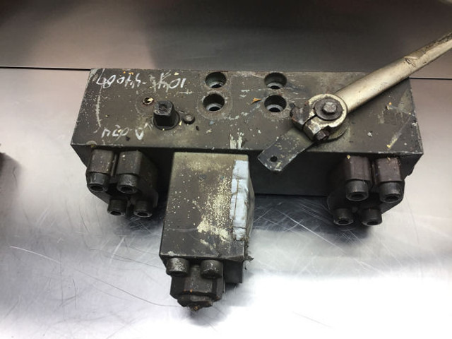 Liebherr Valve Distribution Block - Hidravlika: slika 2 Liebherr Valve Distribution Block - Hidravlika: slika 2