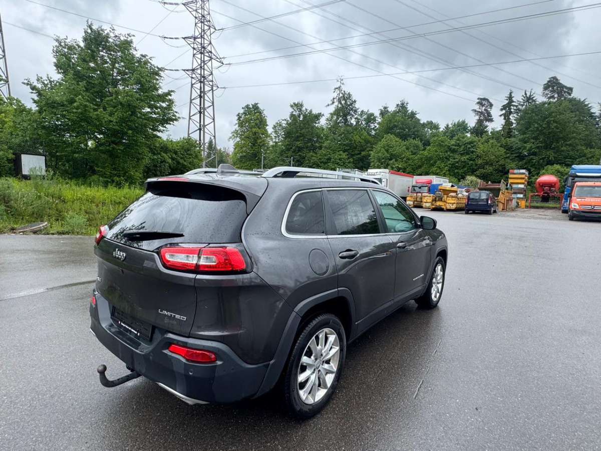 JEEP Cherokee 2.2 TD - Kombilimuzina: slika 4 JEEP Cherokee 2.2 TD - Kombilimuzina: slika 4