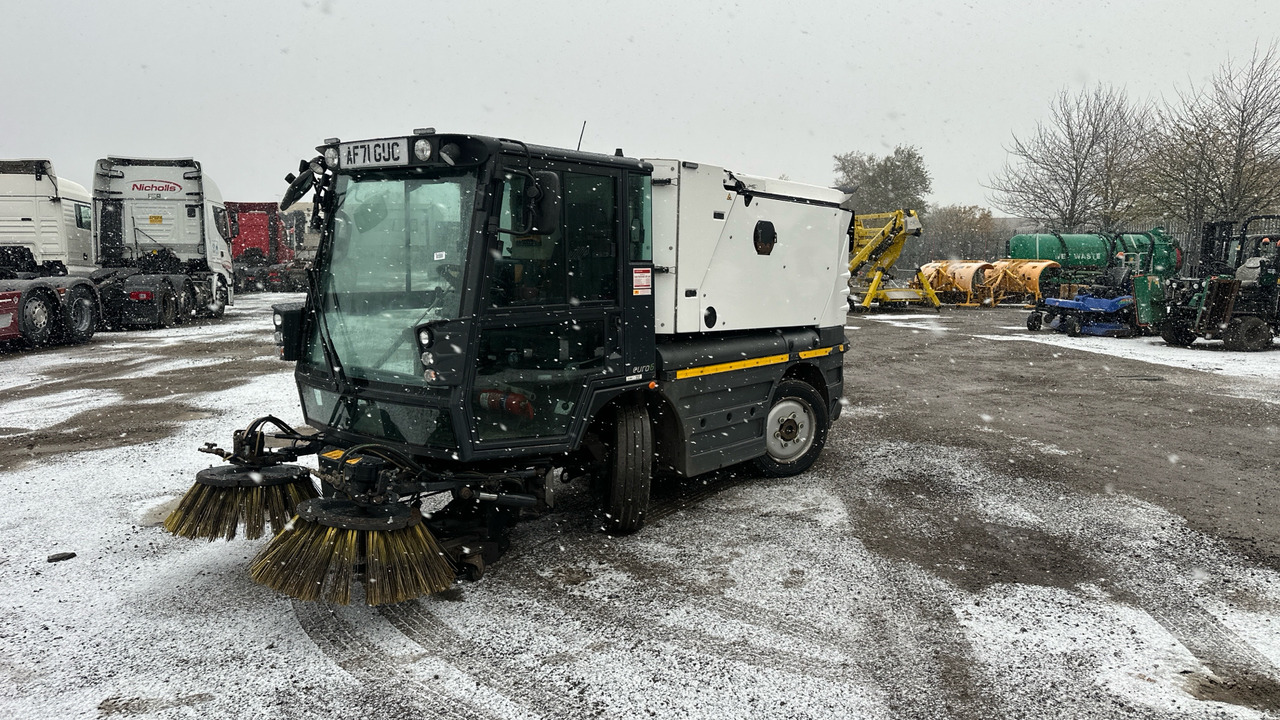 SCHMIDT SWINGO 200 - Vozilo za pometanje: slika 2 SCHMIDT SWINGO 200 - Vozilo za pometanje: slika 2