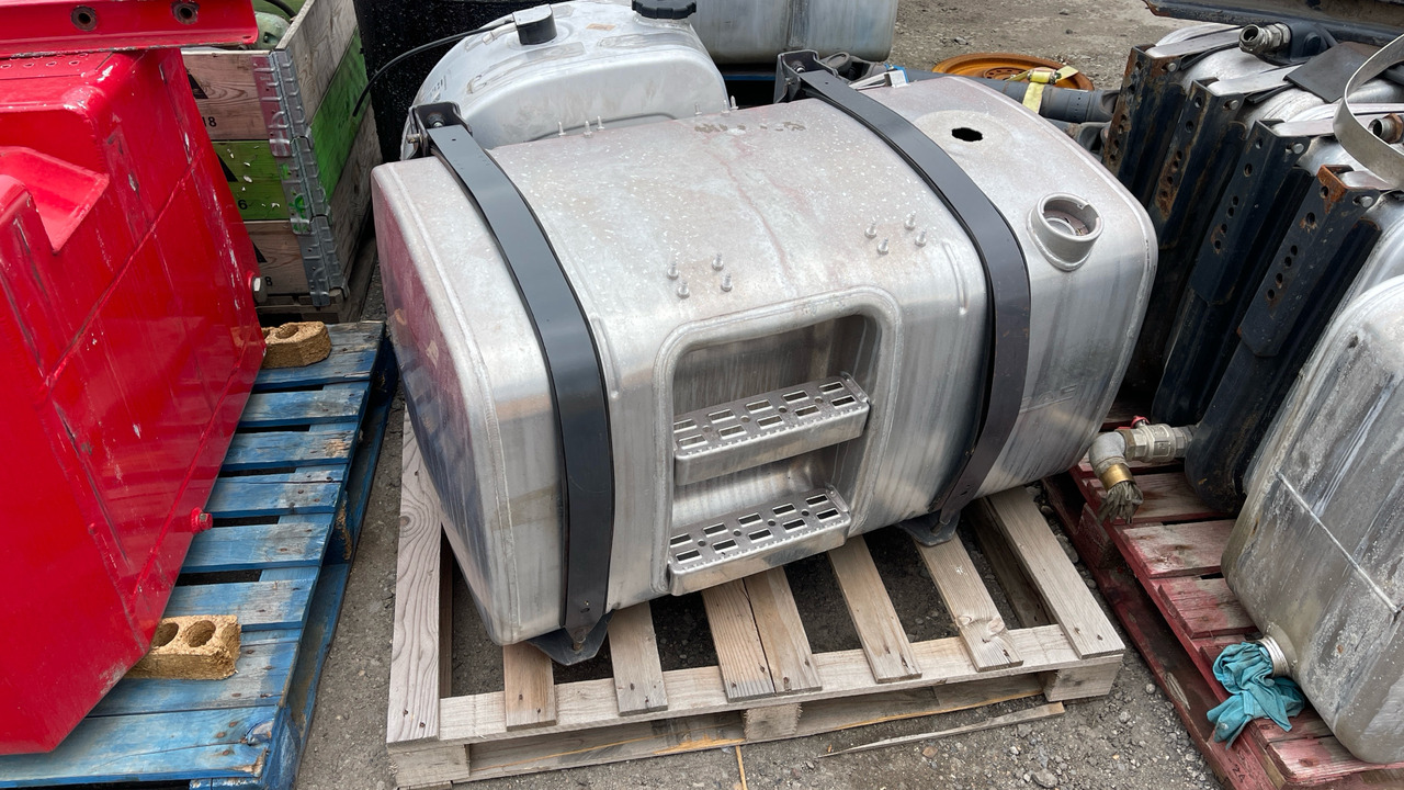 VOLVO FUEL TANKS - Gradbena oprema: slika 1 VOLVO FUEL TANKS - Gradbena oprema: slika 1
