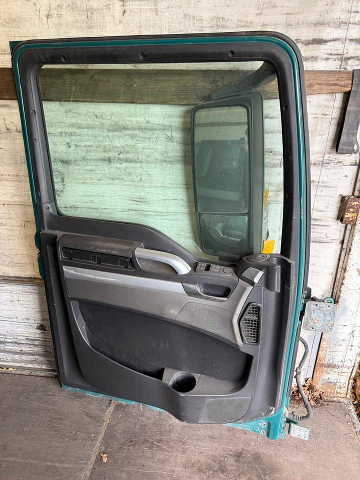 MAN TGX Fahrertür Grün mit Spiegel Innenverkleidung LN 83 - Vrata in deli za Tovornjak: slika 2 MAN TGX Fahrertür Grün mit Spiegel Innenverkleidung LN 83 - Vrata in deli za Tovornjak: slika 2