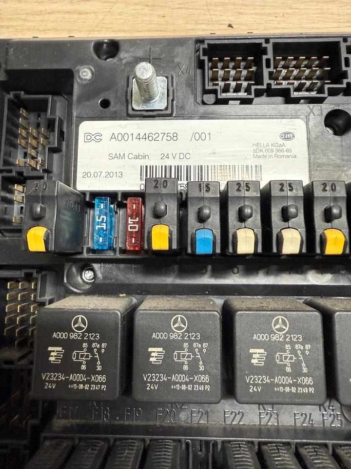 Mercedes Actros MP4 SAM Cabin Sicherungskasten A0014462758 - Varovalka: slika 3 Mercedes Actros MP4 SAM Cabin Sicherungskasten A0014462758 - Varovalka: slika 3