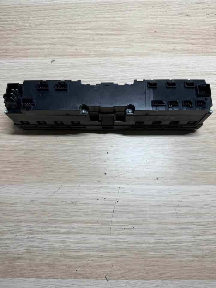 Mercedes Actros MP4 Warnblinkschalter Bedienungspanele - Kabina in notranjost za Tovornjak: slika 3 Mercedes Actros MP4 Warnblinkschalter Bedienungspanele - Kabina in notranjost za Tovornjak: slika 3