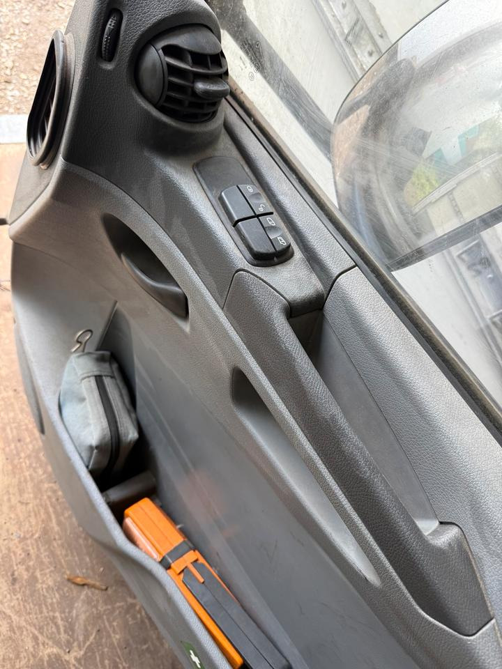 Mercedes Atego 2 Beifahrertür Blau Spiegel Innenverkleidung LN 68 - Vrata in deli za Tovornjak: slika 3 Mercedes Atego 2 Beifahrertür Blau Spiegel Innenverkleidung LN 68 - Vrata in deli za Tovornjak: slika 3