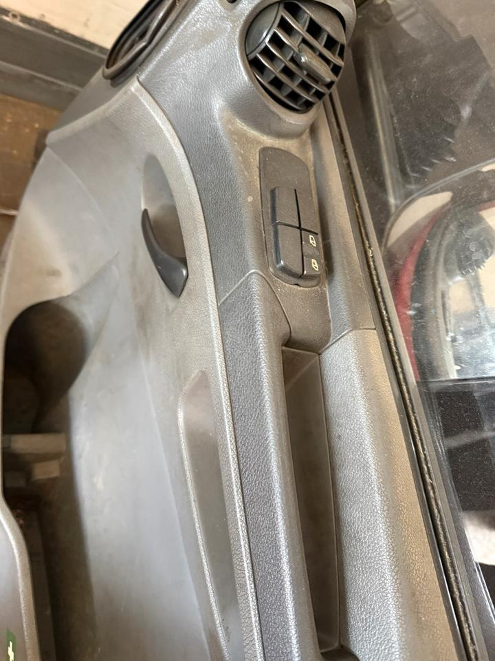 Mercedes Atego 2 Beifahrertür Rot Spiegel Innenverkleidung LN 77 - Vrata in deli za Tovornjak: slika 5 Mercedes Atego 2 Beifahrertür Rot Spiegel Innenverkleidung LN 77 - Vrata in deli za Tovornjak: slika 5