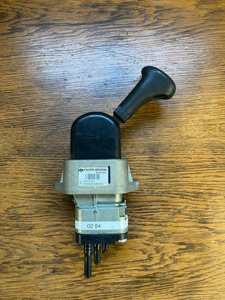 Mercedes Bremsventil Feststellbremse Handbremsventil A0004200284 - Zavorni ventil za Tovornjak: slika 1 Mercedes Bremsventil Feststellbremse Handbremsventil A0004200284 - Zavorni ventil za Tovornjak: slika 1