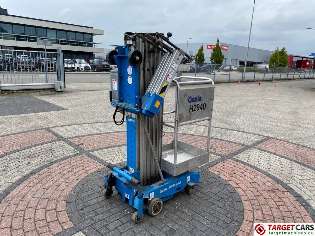 Genie AWP-25S Electric AC Vertical Mast Work Lift 950cm - Vertikalni dvižni teleskop: slika 3 Genie AWP-25S Electric AC Vertical Mast Work Lift 950cm - Vertikalni dvižni teleskop: slika 3