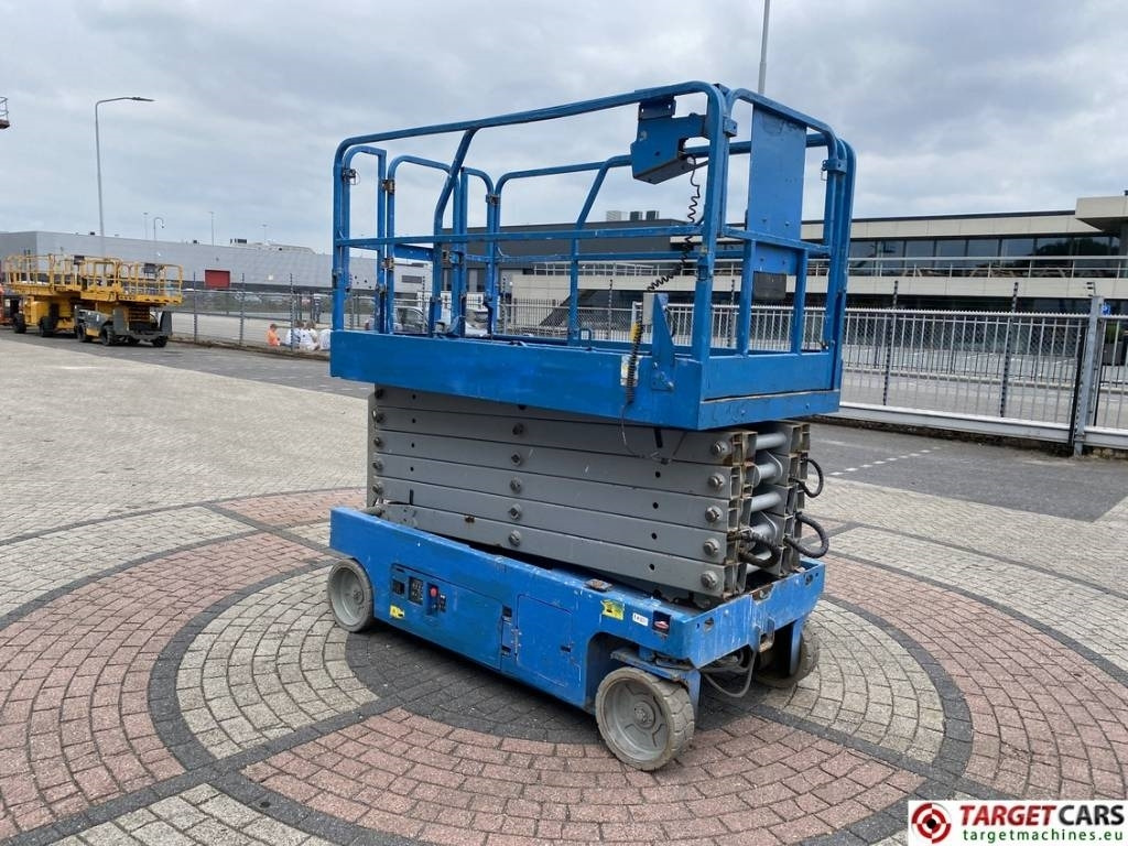 Genie GS-4047 Electric 4047 Scissor Work Lift 1389cm - Škarjasta dvižna ploščad: slika 2 Genie GS-4047 Electric 4047 Scissor Work Lift 1389cm - Škarjasta dvižna ploščad: slika 2