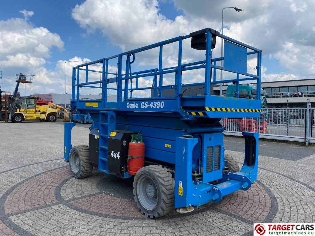 Genie GS-4390 RT LPG 4x4 Scissor Work Lift 1511cm - Škarjasta dvižna ploščad: slika 2 Genie GS-4390 RT LPG 4x4 Scissor Work Lift 1511cm - Škarjasta dvižna ploščad: slika 2