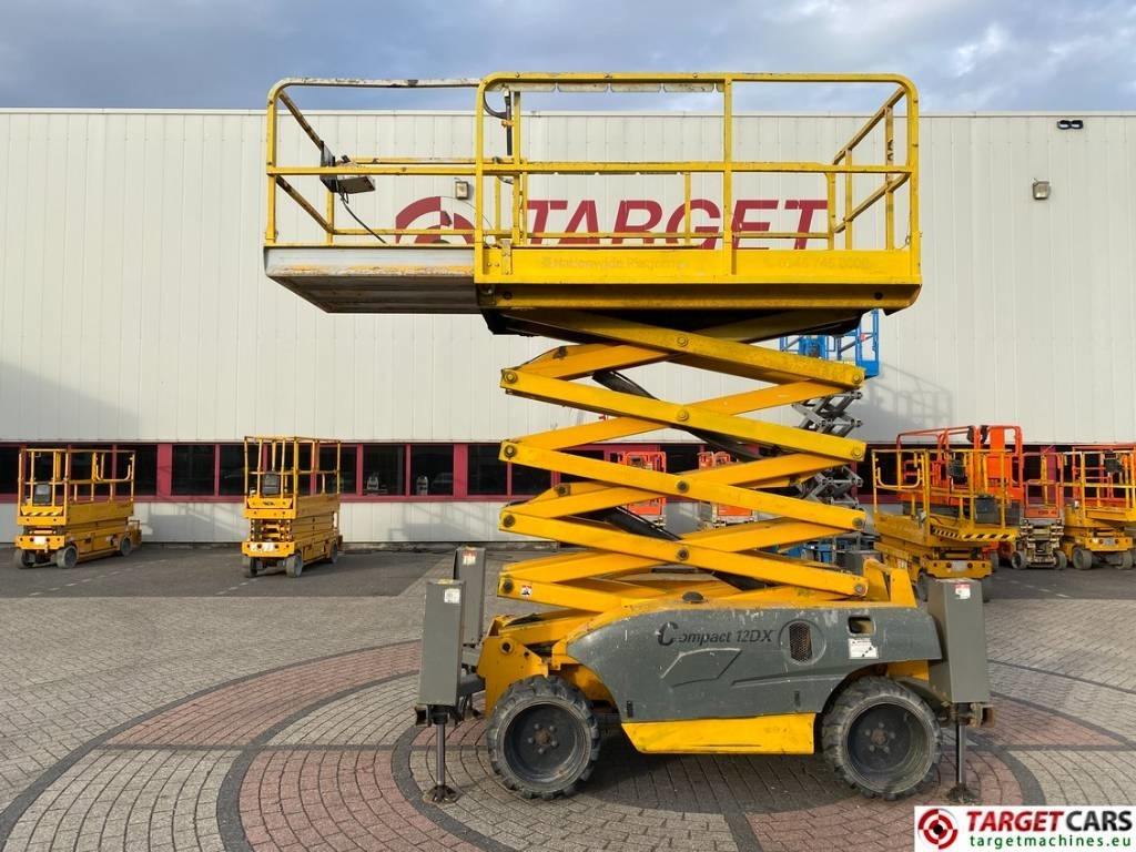 Haulotte Compact 12DX Diesel 4x4 Scissor Work Lift 1206cm - Škarjasta dvižna ploščad: slika 5 Haulotte Compact 12DX Diesel 4x4 Scissor Work Lift 1206cm - Škarjasta dvižna ploščad: slika 5