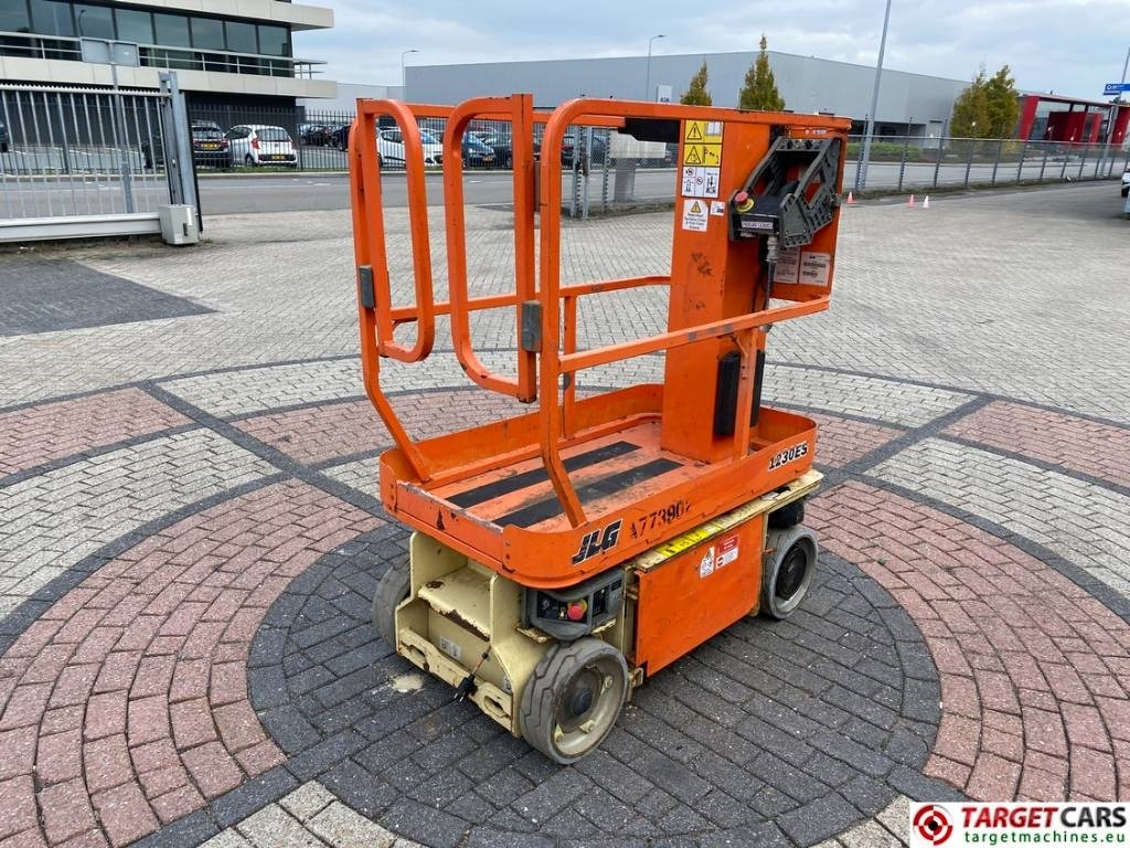 JLG 1230ES Electric Vertical Mast Work Lift 566cm - Vertikalni dvižni teleskop: slika 3 JLG 1230ES Electric Vertical Mast Work Lift 566cm - Vertikalni dvižni teleskop: slika 3