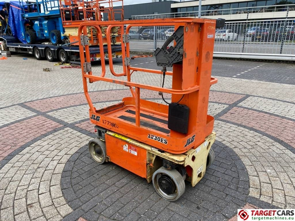 JLG 1230ES Electric Vertical Mast Work Lift 566cm - Vertikalni dvižni teleskop: slika 2 JLG 1230ES Electric Vertical Mast Work Lift 566cm - Vertikalni dvižni teleskop: slika 2