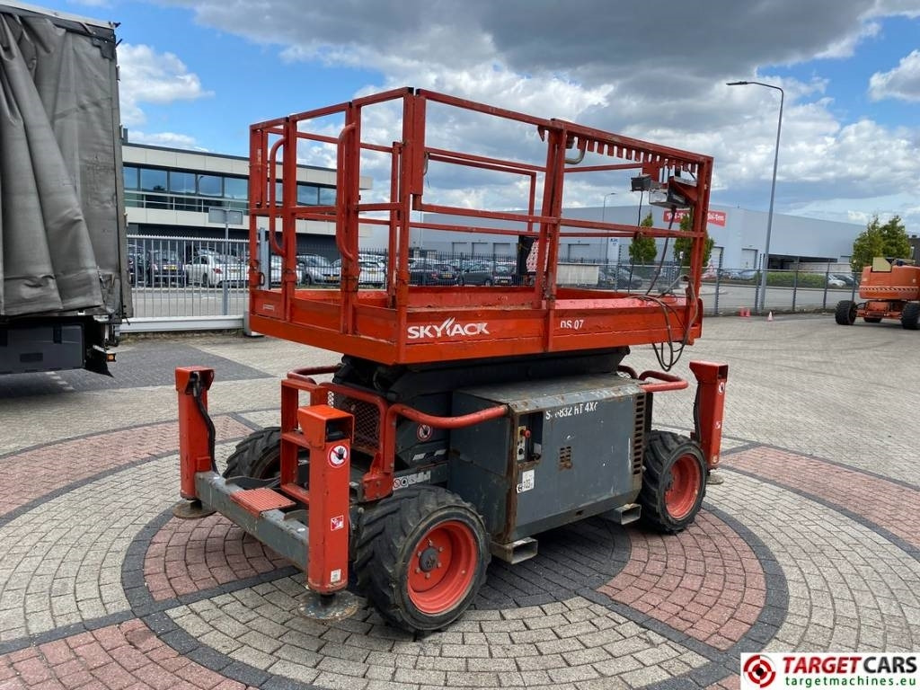 SkyJack SJ6832 RT 6832 Diesel 4x4 Scissor Work Lift 1180cm - Škarjasta dvižna ploščad: slika 3 SkyJack SJ6832 RT 6832 Diesel 4x4 Scissor Work Lift 1180cm - Škarjasta dvižna ploščad: slika 3