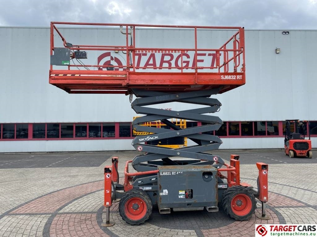 SkyJack SJ6832 RT 6832 Diesel 4x4 Scissor Work Lift 1180cm - Škarjasta dvižna ploščad: slika 5 SkyJack SJ6832 RT 6832 Diesel 4x4 Scissor Work Lift 1180cm - Škarjasta dvižna ploščad: slika 5