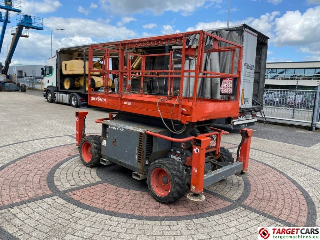 SkyJack SJ6832 RT 6832 Diesel 4x4 Scissor Work Lift 1180cm - Škarjasta dvižna ploščad: slika 2 SkyJack SJ6832 RT 6832 Diesel 4x4 Scissor Work Lift 1180cm - Škarjasta dvižna ploščad: slika 2