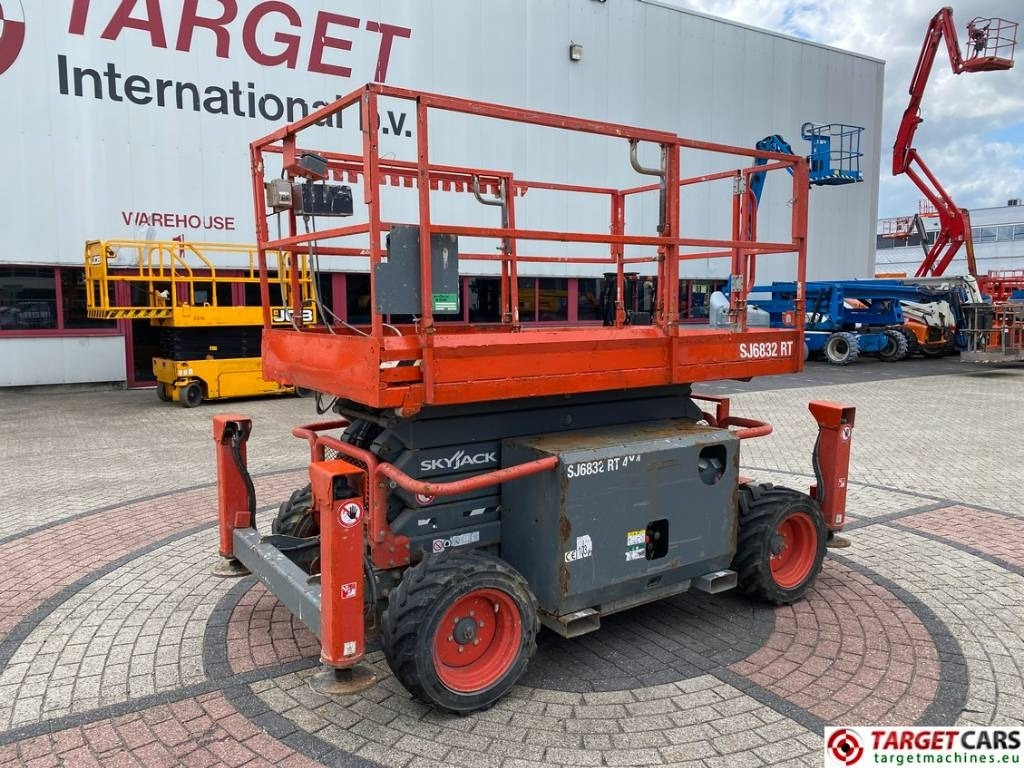 SkyJack SJ6832 RT 6832 Diesel 4x4 Scissor Work Lift 1180cm - Škarjasta dvižna ploščad: slika 1 SkyJack SJ6832 RT 6832 Diesel 4x4 Scissor Work Lift 1180cm - Škarjasta dvižna ploščad: slika 1
